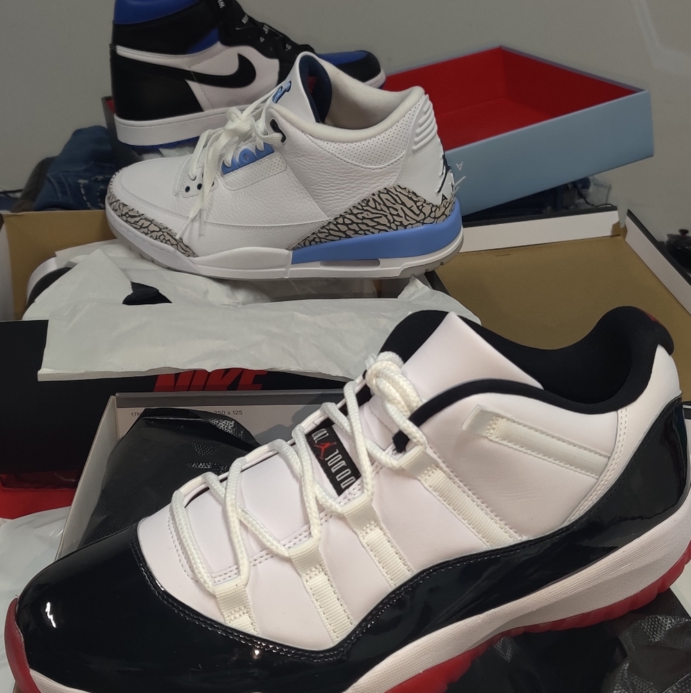 Air Jordan 11 Low Concord Bred